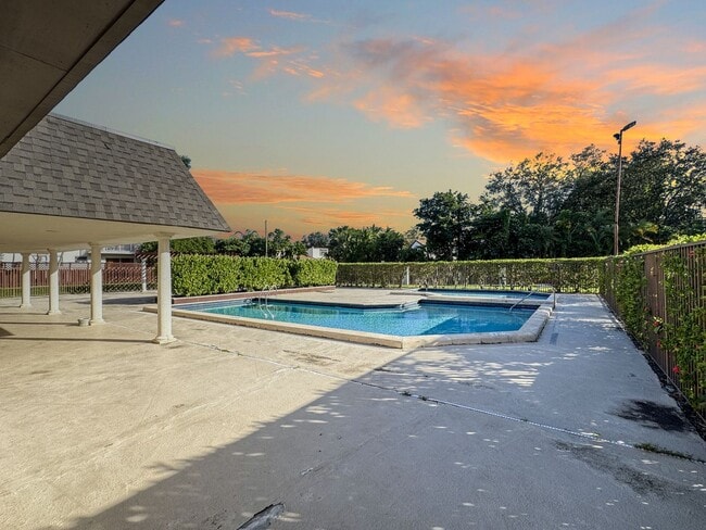 8475 SW 94th St in Miami, FL - Building Photo - Building Photo