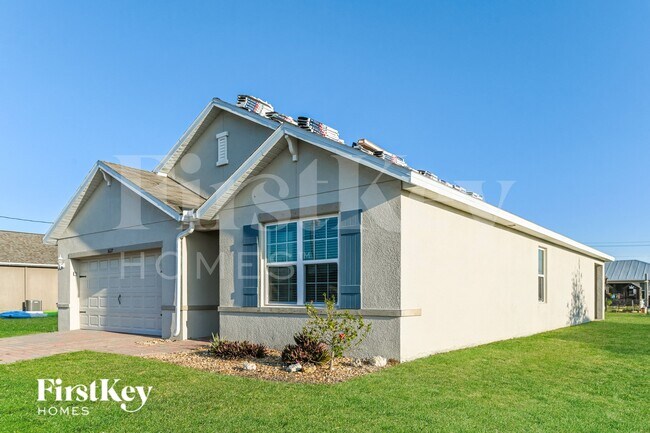 1627 SW 25th Ln in Cape Coral, FL - Foto de edificio - Building Photo