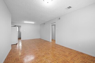 8001 E Loop in Houston, TX - Building Photo - Building Photo