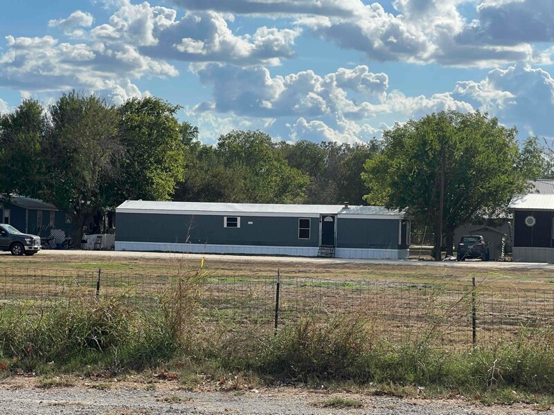 102 Fentress Star in Fentress, TX - Foto de edificio