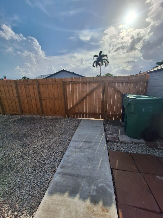 13241 SW 27th St, Unit Beautiful efficiency