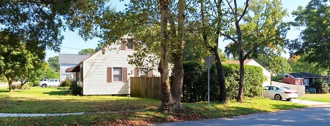 1301 Sunset Dr in Norfolk, VA - Foto de edificio - Building Photo
