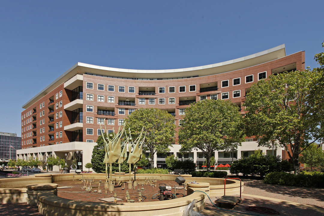 The Crescent in Clayton, MO - Building Photo