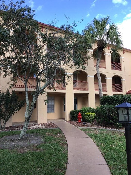 1 Colony Point Dr-Unit -B7 in Punta Gorda, FL - Building Photo