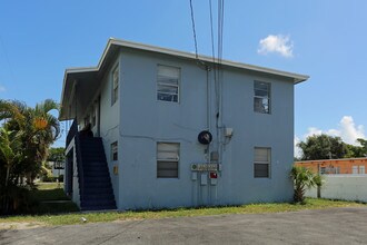 2012 A E Isaacs Ave in West Palm Beach, FL - Building Photo - Building Photo