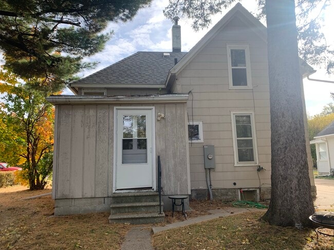 1923 Clay St in Cedar Falls, IA - Building Photo - Building Photo