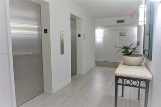 210 Seaview Dr in Key Biscayne, FL - Building Photo - Building Photo