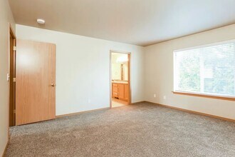 8008 Upper Ridge Rd in Everett, WA - Building Photo - Building Photo