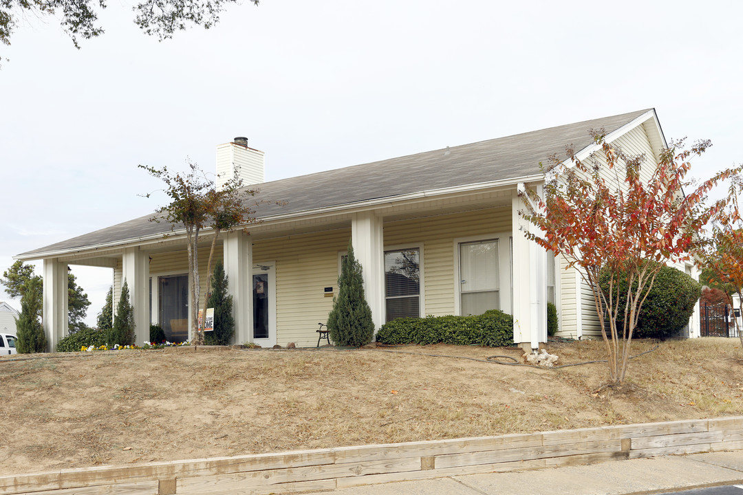 Towne Oaks Apartments in Little Rock, AR - Foto de edificio