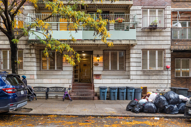 132 Wallabout St in Brooklyn, NY - Foto de edificio - Building Photo