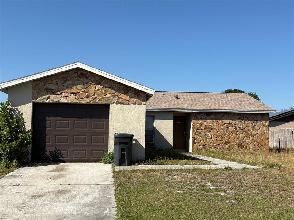 902 Pine Ridge Cir E in Brandon, FL - Building Photo