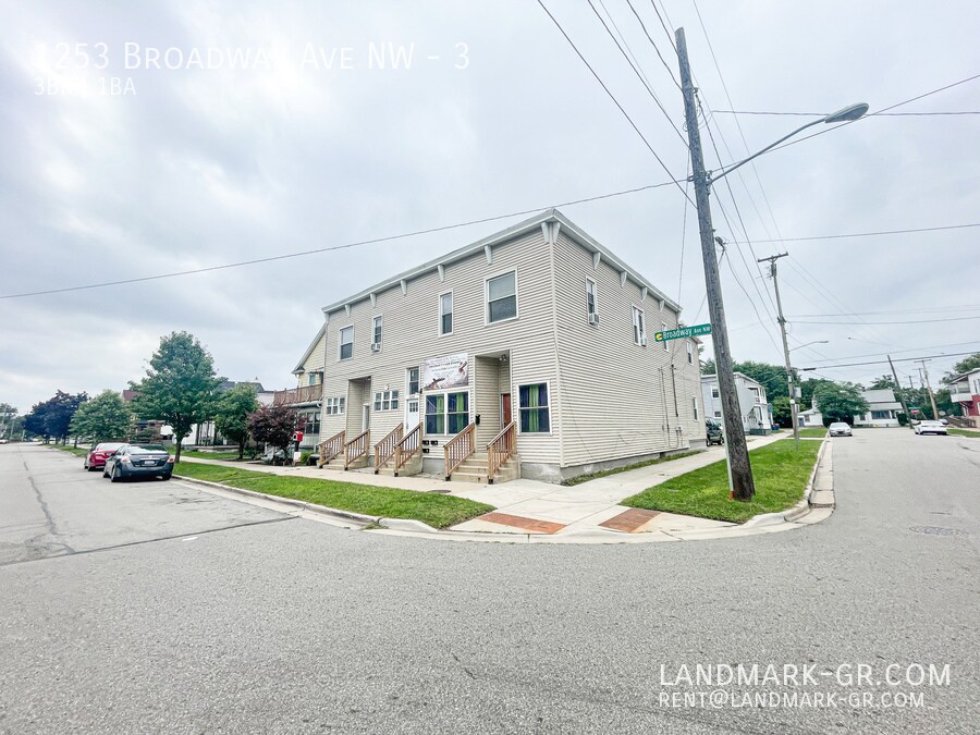 1253 Broadway Ave NW in Grand Rapids, MI - Building Photo