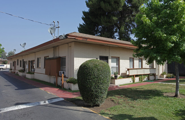 1371-1395 W La Cadena Dr in Riverside, CA - Foto de edificio - Building Photo