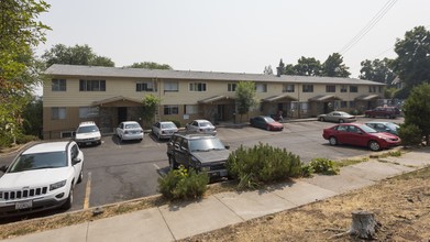 Cimarron Apartments in Klamath Falls, OR - Building Photo - Building Photo