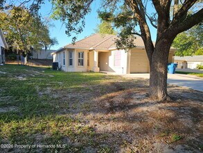 7477 Canterbury St in Spring Hill, FL - Building Photo - Building Photo