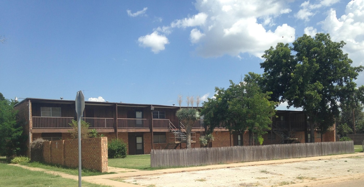 Llano Apartments in Plainview, TX - Building Photo