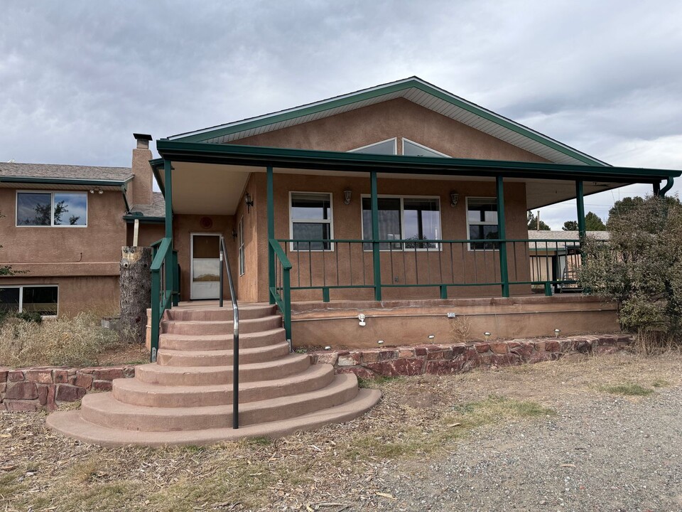 8 Paul Rd in Cedar Crest, NM - Foto de edificio