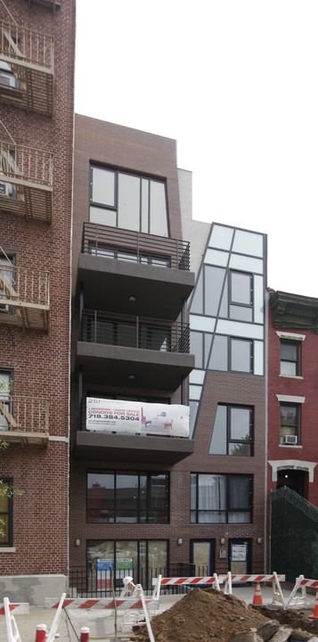 251 S 3rd St in Brooklyn, NY - Building Photo