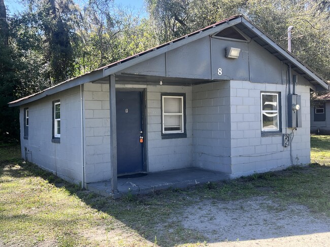 8 Lenox Ct in DeLand, FL - Foto de edificio - Building Photo