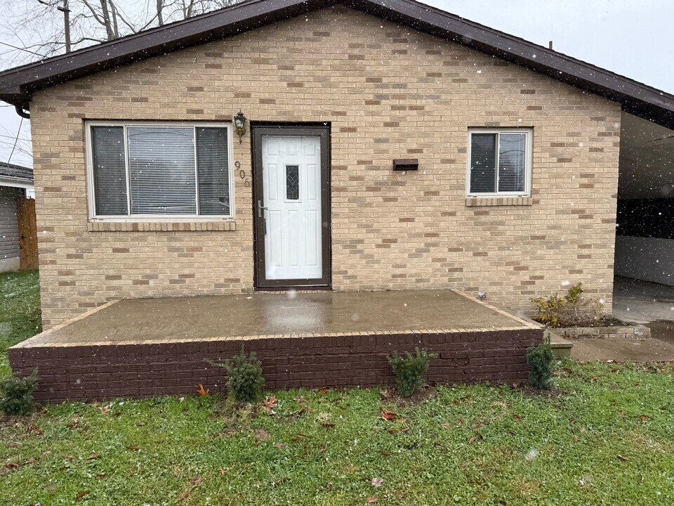 906 19th St in Vienna, WV - Building Photo