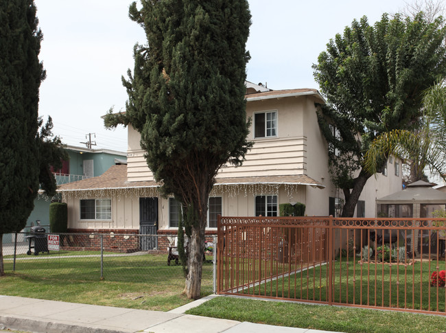 6143 Palm Ave in Maywood, CA - Foto de edificio - Building Photo