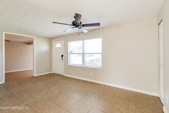 8360 Red Holly Ln in Jacksonville, FL - Building Photo - Building Photo