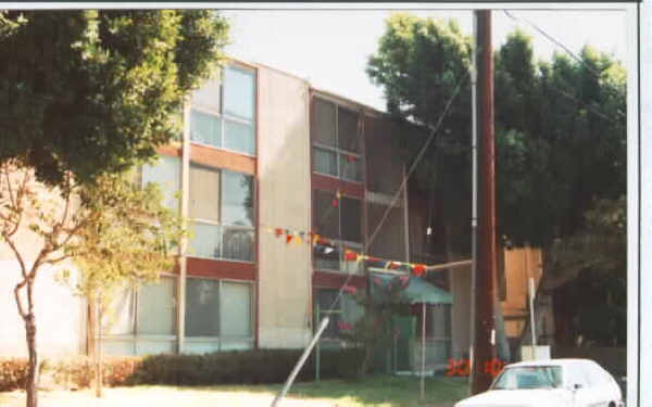 13059 Oxnard St in Van Nuys, CA - Building Photo - Building Photo