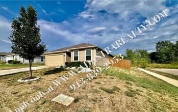 21749 Franklin St in Spring Hill, KS - Building Photo - Building Photo