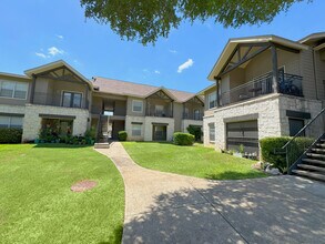 Elm Hollow Apartments in Helotes, TX - Foto de edificio - Building Photo