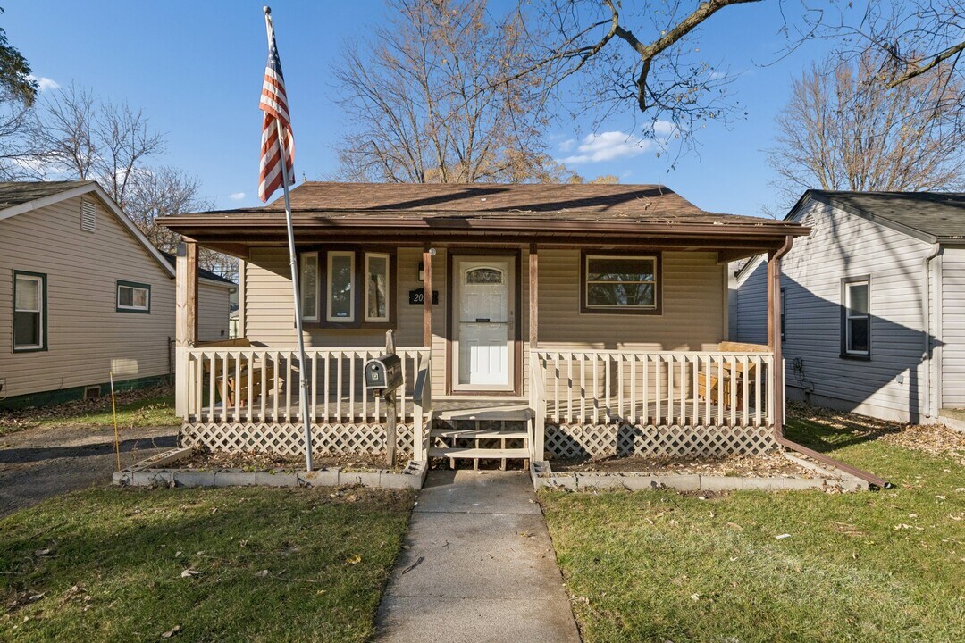 20916 Pinecrest St in Taylor, MI - Foto de edificio