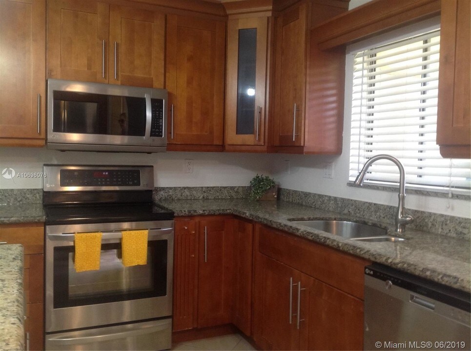 153 Lakeview Dr-Unit -104 in Weston, FL - Building Photo