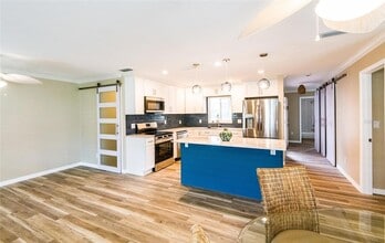 1900 Benjamin Franklin Dr in Sarasota, FL - Foto de edificio - Building Photo