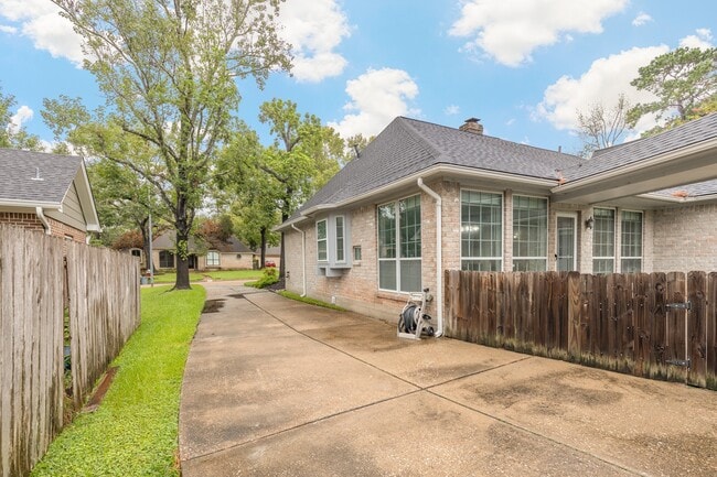 property at 5622 Woodland Creek Dr