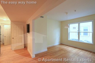 25 Lewis St, Unit 2 in Somerville, MA - Foto de edificio - Building Photo