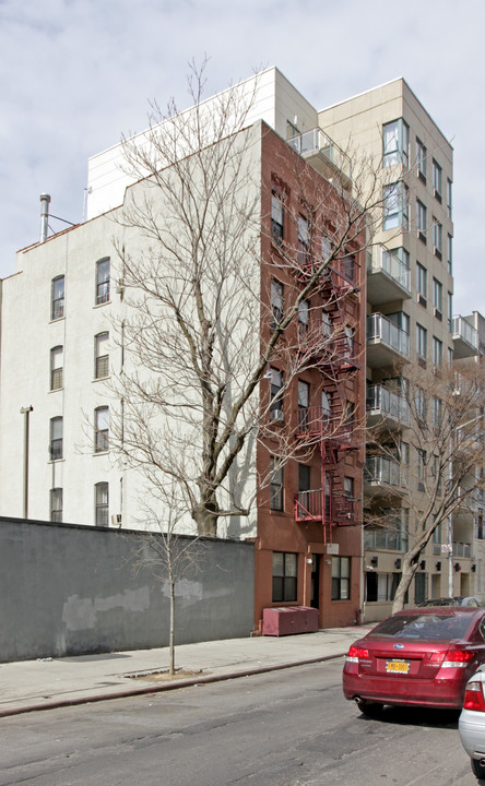 332 E 109th St in New York, NY - Building Photo