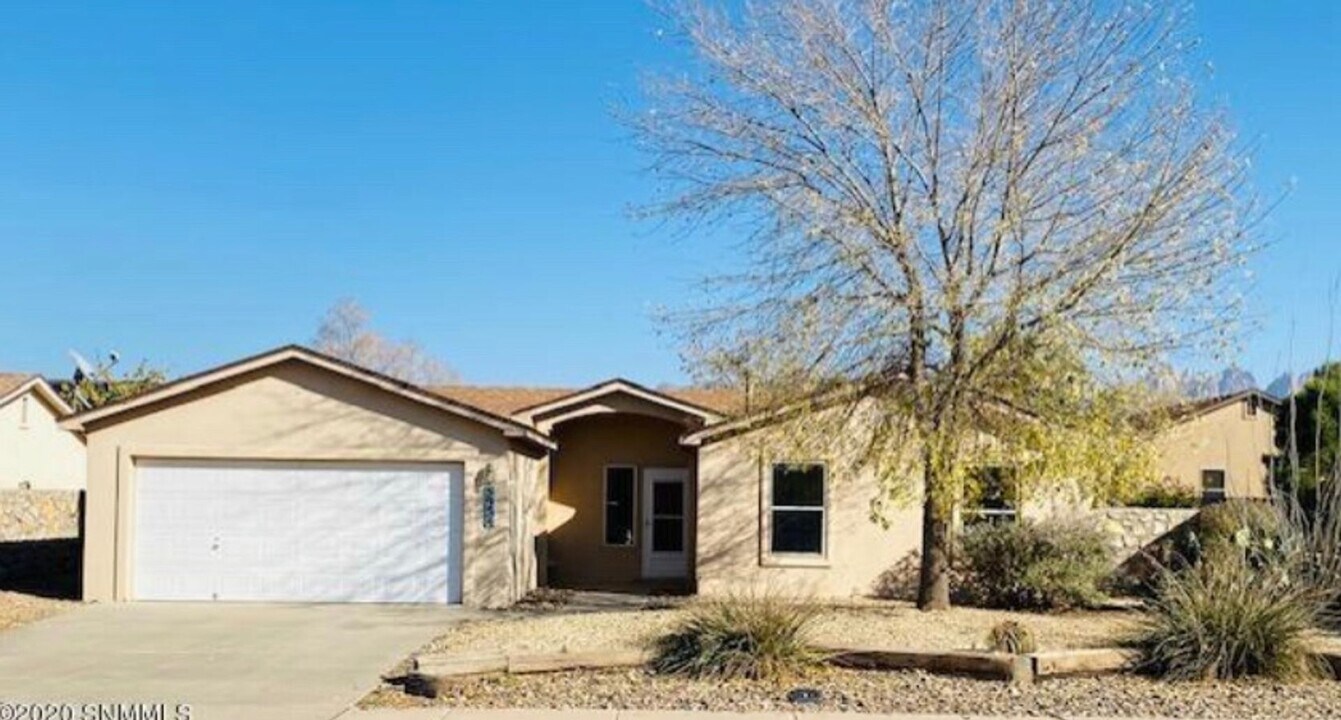 5954 Moon View Dr in Las Cruces, NM - Building Photo