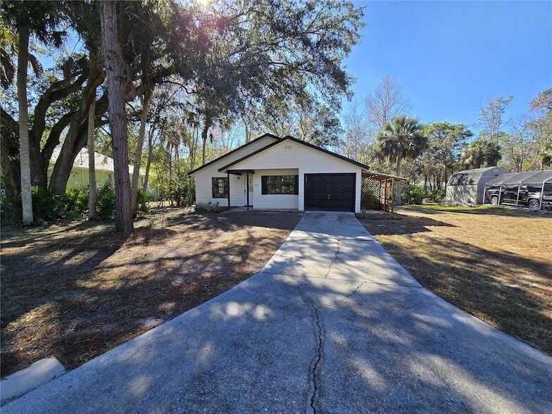 11140 W Thoreau Pl in Crystal River, FL - Foto de edificio