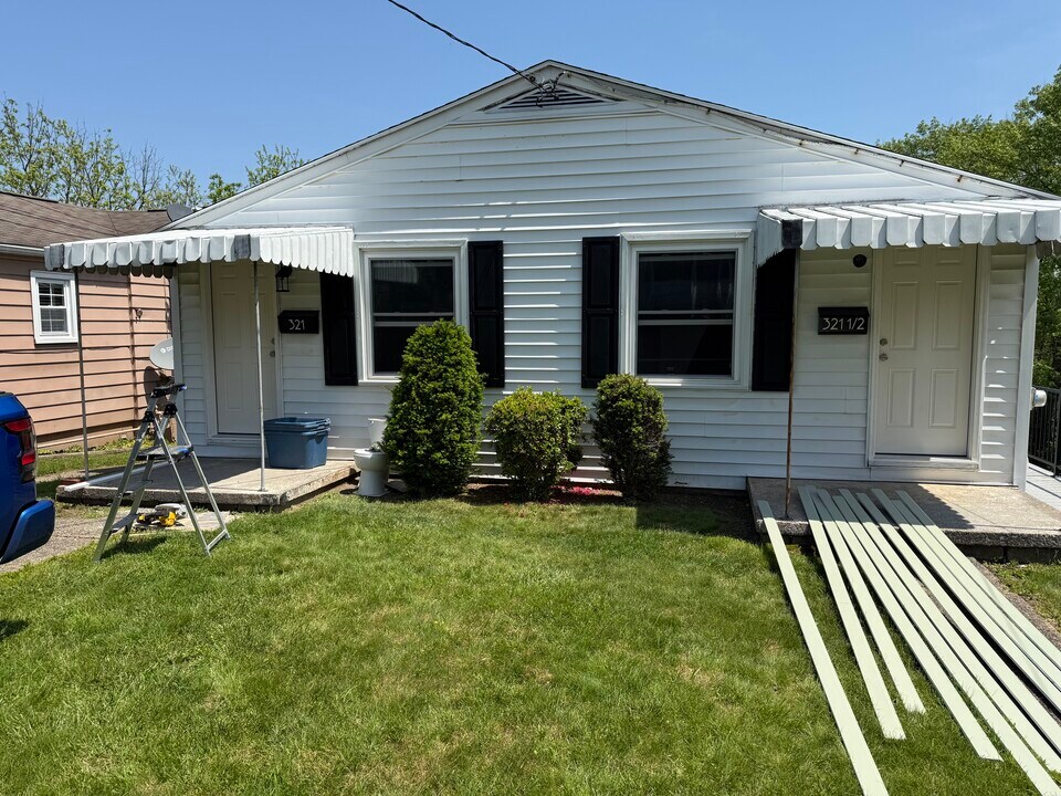 321 Maryland Ave in Greensburg, PA - Building Photo
