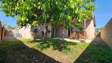 247 Dani Rose Ln in Bakersfield, CA - Building Photo - Building Photo