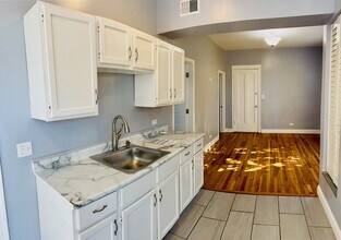 2102 W 37th St, Unit 3R in Chicago, IL - Building Photo - Building Photo
