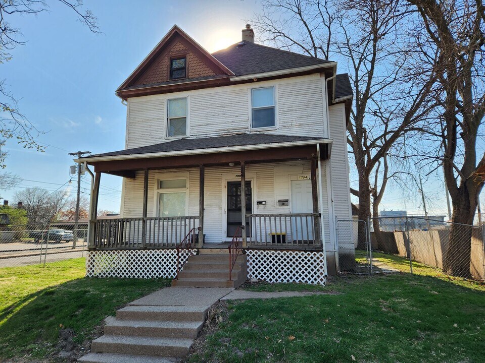 1704 N Perry St in Davenport, IA - Building Photo