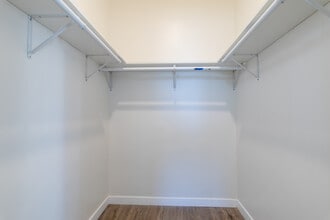 Charming Apartment with Urban Convenience in Los Angeles, CA - Building Photo - Building Photo