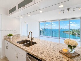 7601 E Treasure Dr in North Bay Village, FL - Building Photo