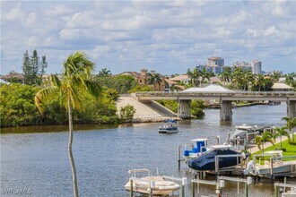 21 Bluebill Ave in Naples, FL - Building Photo - Building Photo
