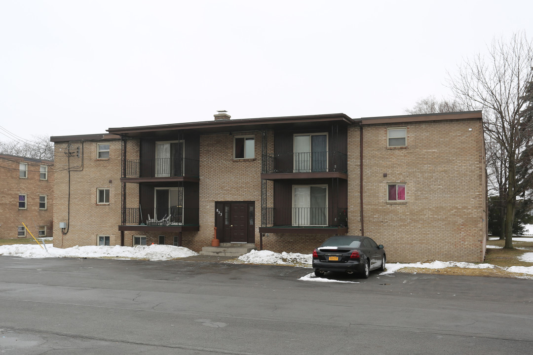 Oakwood Apartments in West Seneca, NY - Building Photo