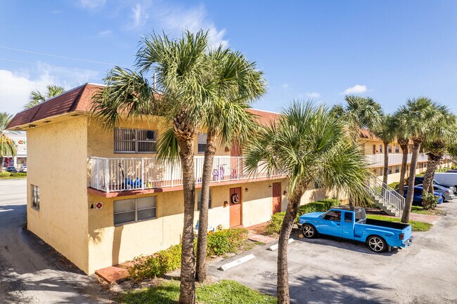 The Courtyards At Cimarron in Oakland Park, FL - Building Photo - Building Photo