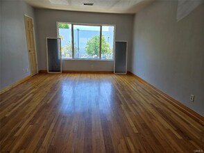 14701 Dickens St in Los Angeles, CA - Building Photo - Building Photo