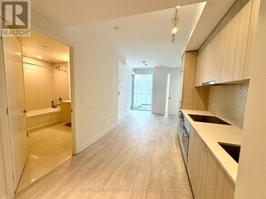 15 Queens Quay E in Toronto, ON - Building Photo - Building Photo