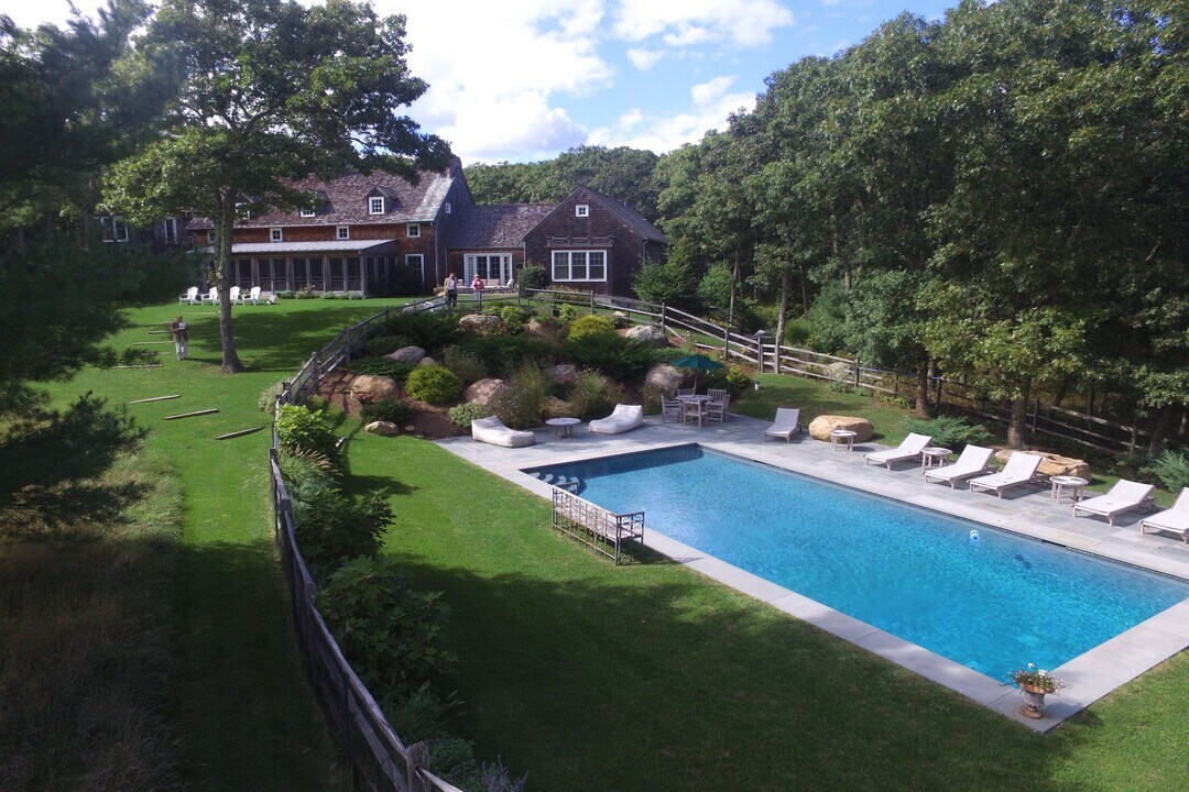 153 Middle Hwy in East Hampton, NY - Building Photo
