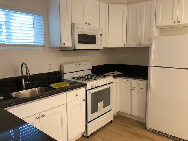 15118 Weddington St in Los Angeles, CA - Building Photo - Building Photo
